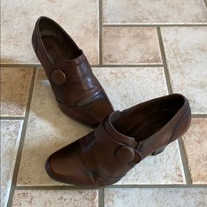 Clark bendable shoes heels have some scuff marks